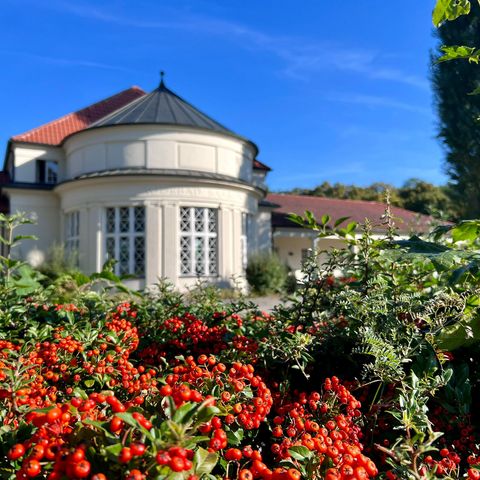 Das ehemalige Moorbad, heutiges SaarowCentrum, im Herbst