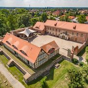 Luftaufnahme der Burg Strokow